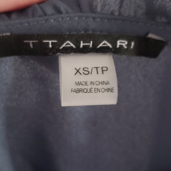 Adorable Ttahari dusty blue blouse, covered buttons and ruffled sleeve - Picture 2 of 5